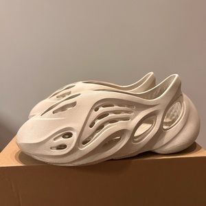 Yezzy foam runner ararat color